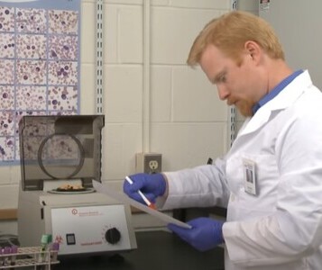 Клиника лечения наркозависимости в Новоузенске Врач в кабинете клиники